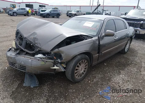 2003 Lincoln Town Car Signature из США, поврежденный, VIN 1LNHM82W33Y697642